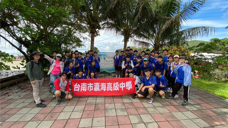 Working together to "purify" the power, Yinghai volunteers clean up the beach along the Alang Yi Ancient Road